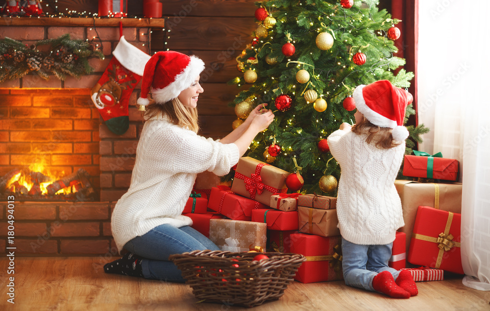 幸福家庭母子装饰圣诞树