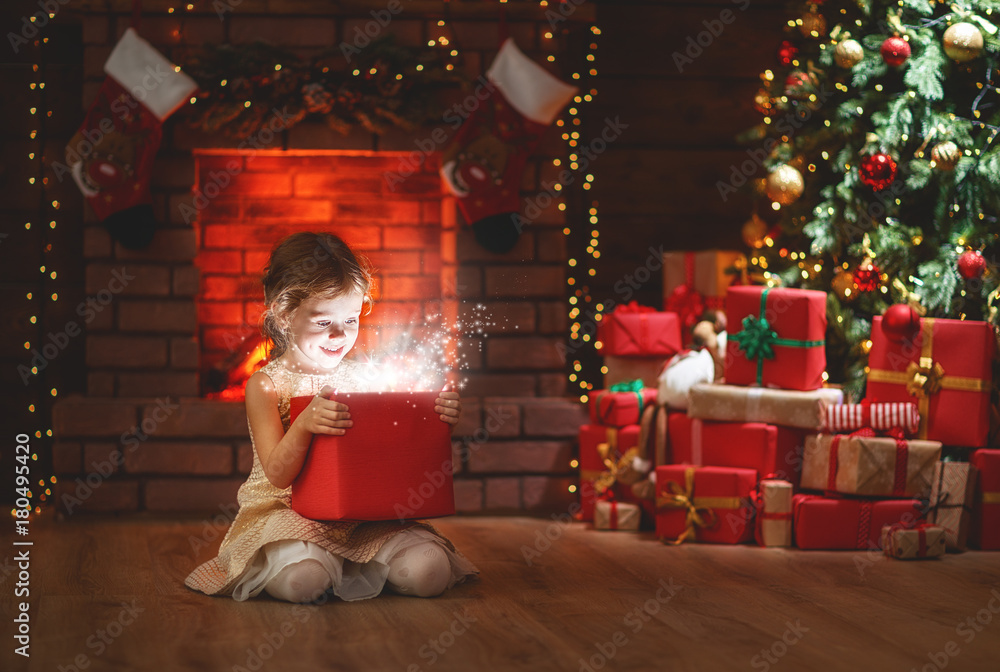 圣诞夜带魔法礼物的小女孩