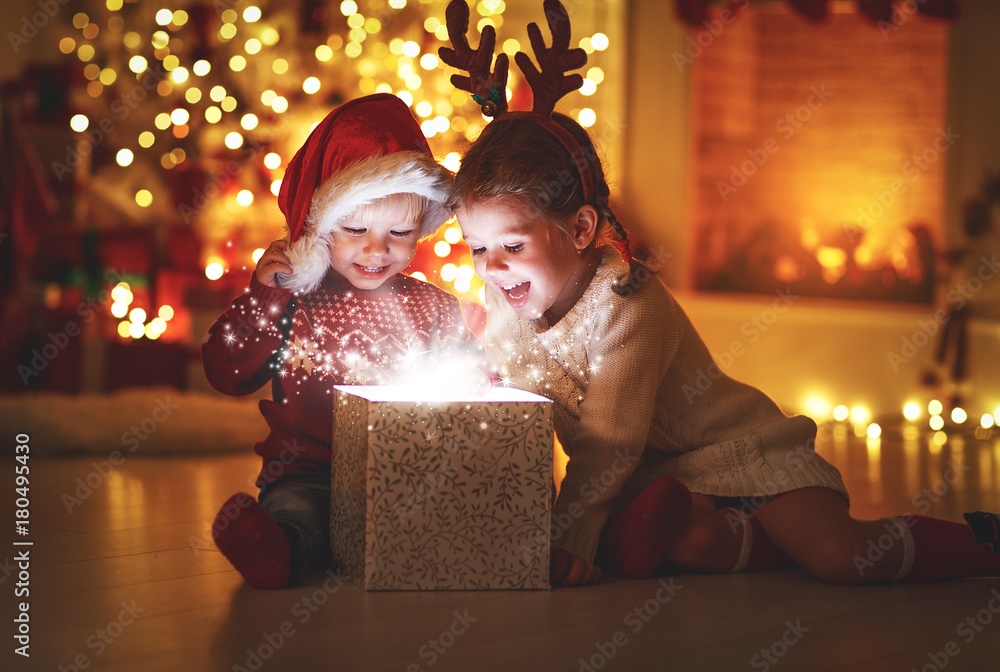 圣诞快乐！家里有魔法礼物，快乐的孩子们