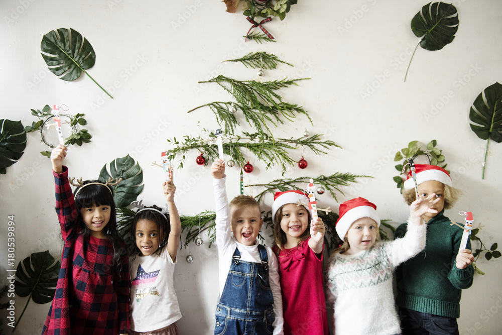 快乐的多样化的孩子在圣诞节