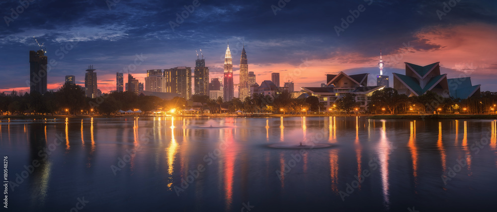 马来西亚提地旺沙公园日出时的吉隆坡城市全景