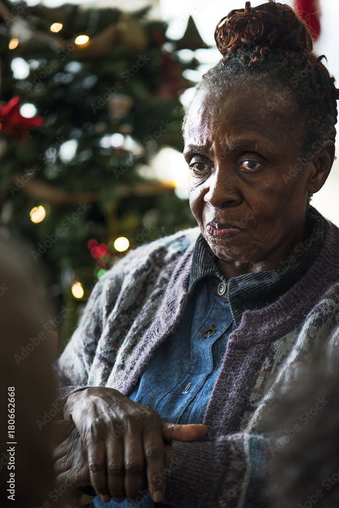 圣诞假期中的一位黑人老年妇女