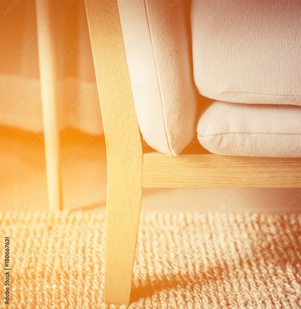 客厅的现代内饰，在阳光明媚的日子里有一部分沙发和白色窗帘的内靠背