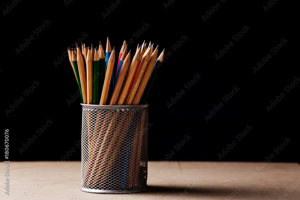 木桌上金属篮子里的锋利木铅笔，为您的创意提供免费复制空间