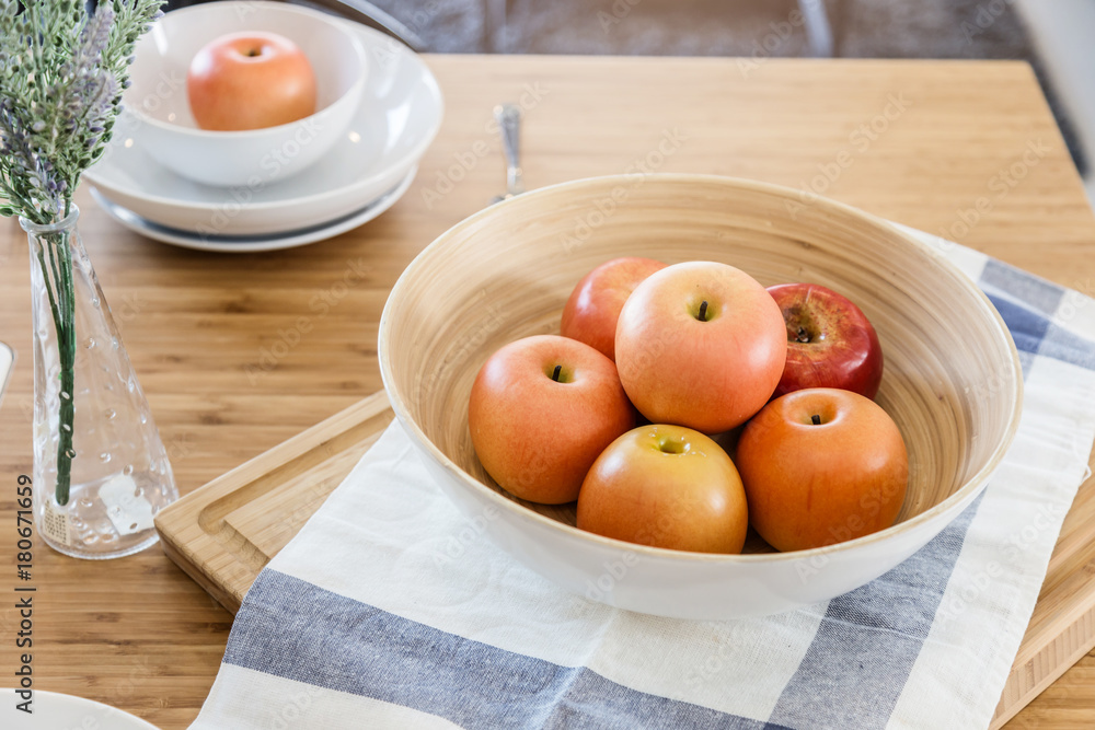 木碗里的红苹果，颜色格子布，木桌上有晨光