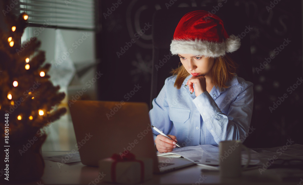 女自由职业者圣诞节在电脑前工作累了睡着了