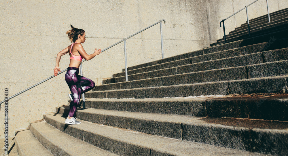 健身女性在台阶上奔跑