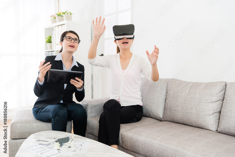 佩戴虚拟现实技术的女性买家