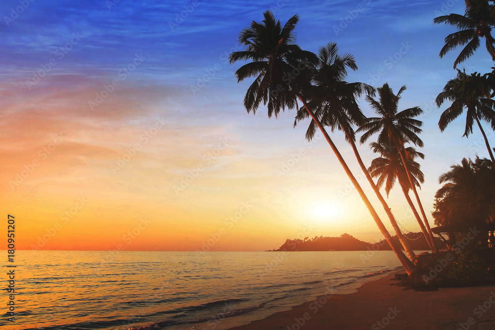 日落时美丽的异国海滩景观，海上热带度假