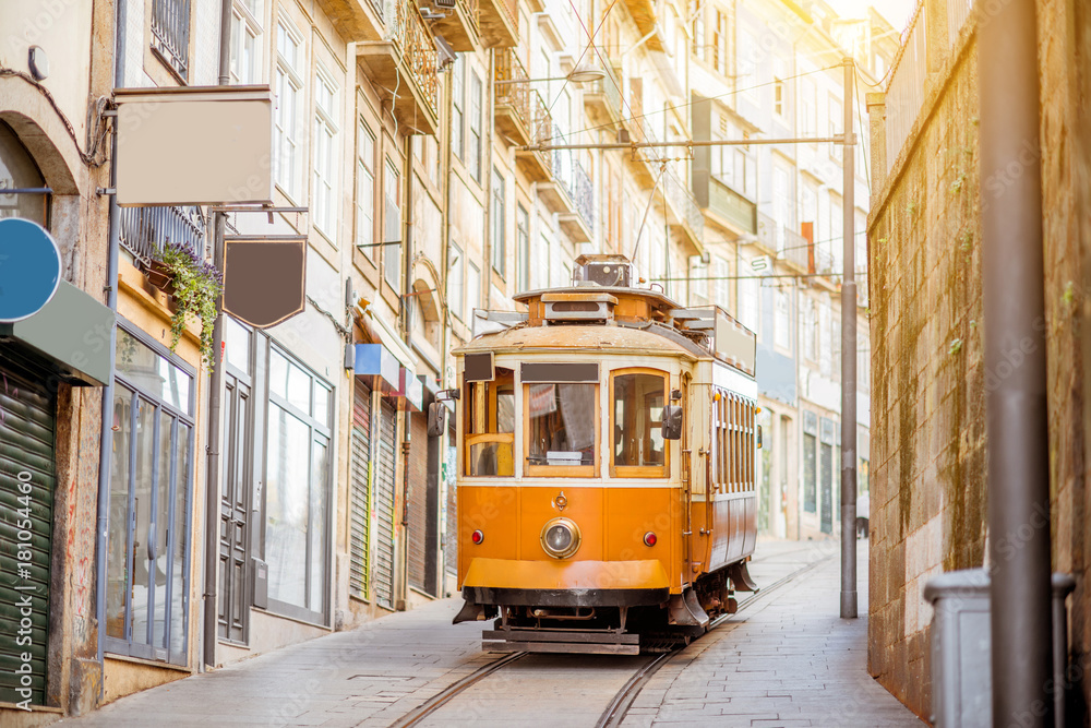 葡萄牙波尔图市老城区著名复古旅游电车街景