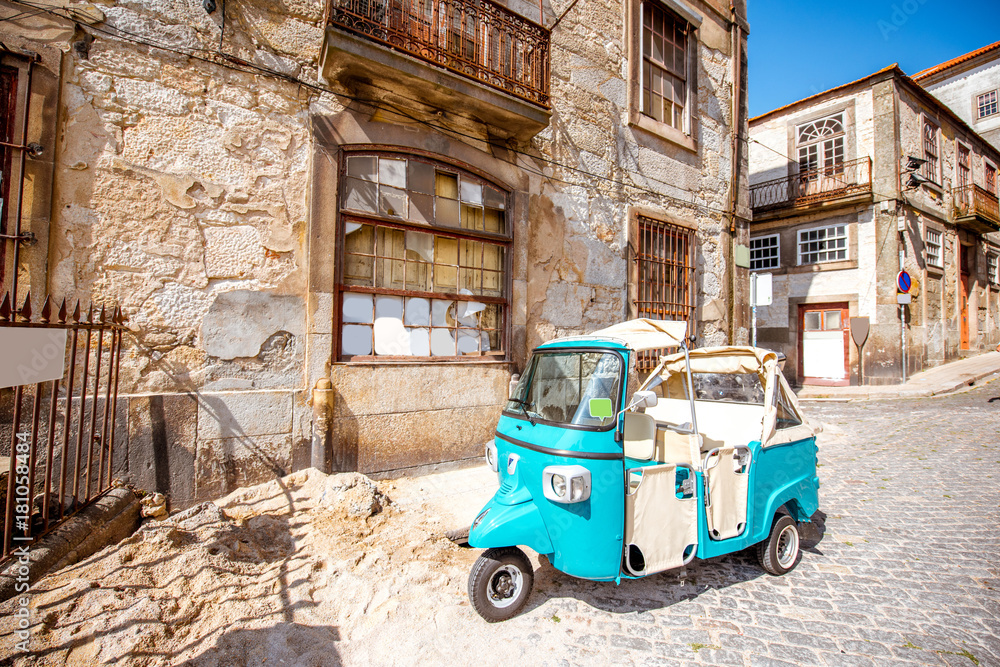 葡萄牙波尔图市街头的老式旅游摩托车