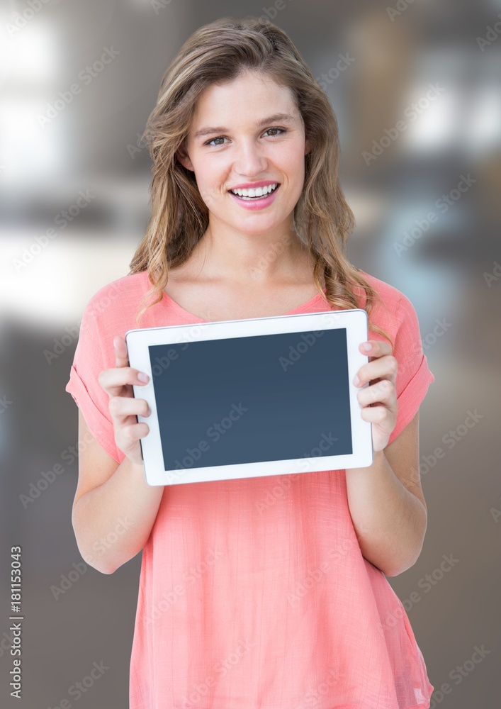 办公室背景的女性手持平板电脑