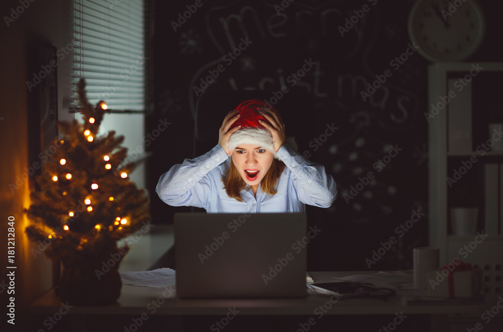 女自由职业者，圣诞节在电脑前工作，累得睡着了