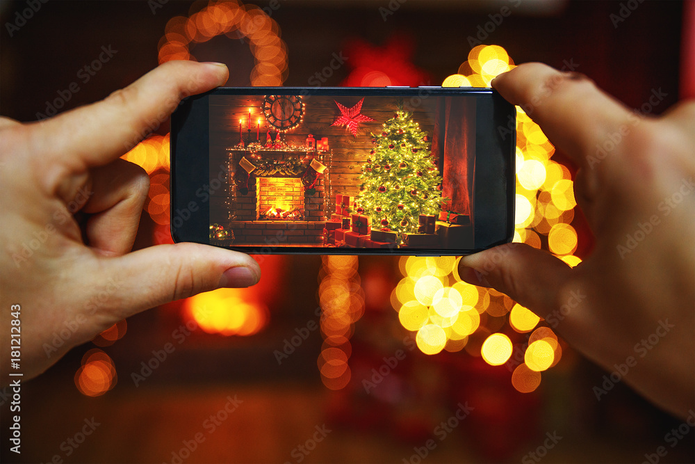 智能手机制作的带有圣诞树和壁炉的圣诞内饰照片