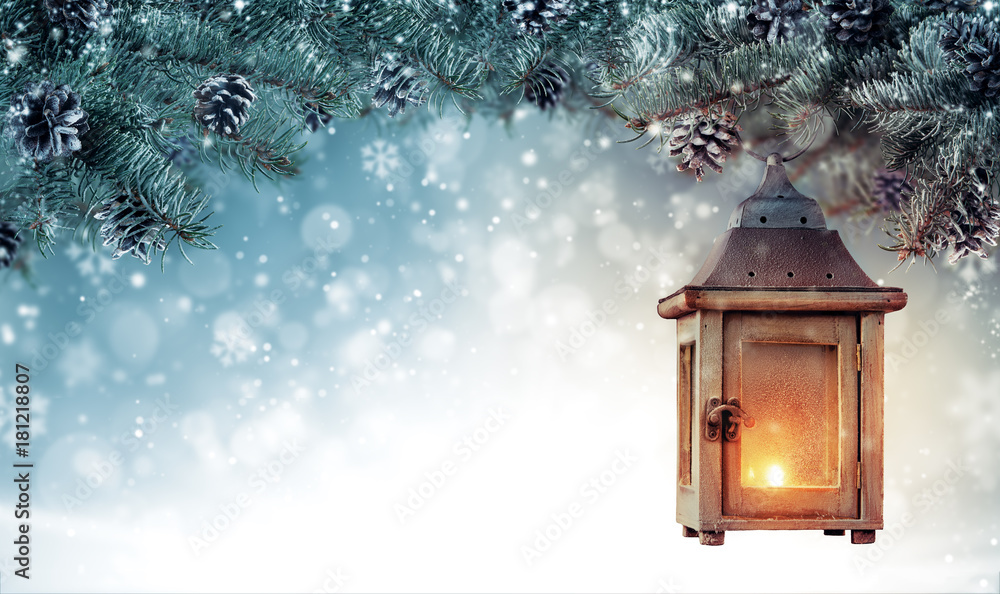 圣诞背景，云杉树枝和木制灯笼。