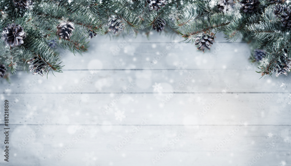 圣诞背景是云杉树枝和雪糕筒，还有文本的复制空间。