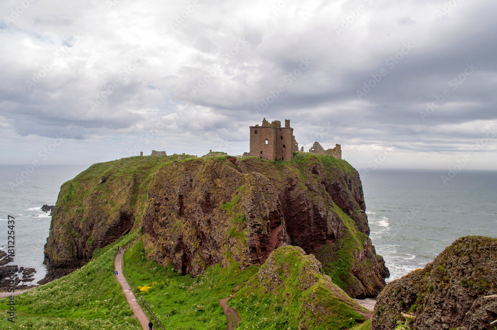 苏格兰Dunnottar城堡遗址建在海面上的岩石上