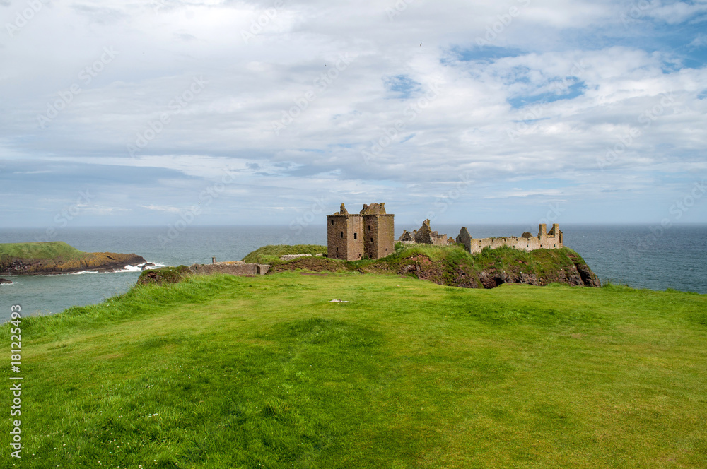 苏格兰Dunnottar城堡遗址建在海面上的岩石上