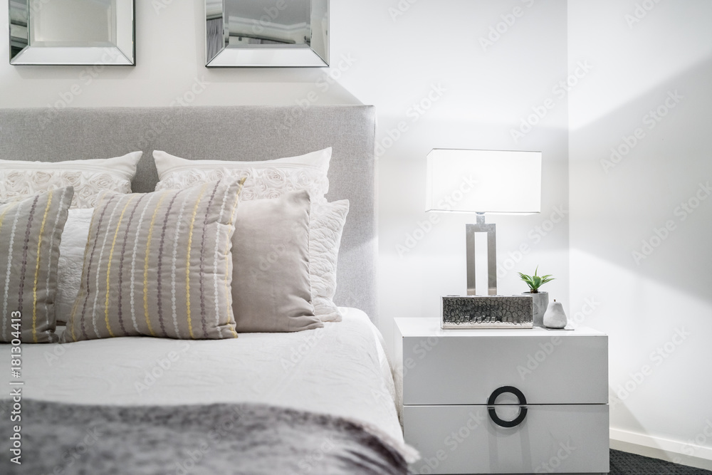 现代澳大利亚住宅中带灯罩和浅色装饰的卧室。
