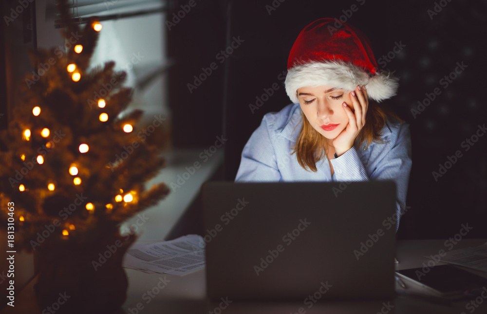 女自由职业者累了，圣诞节在电脑前睡着了