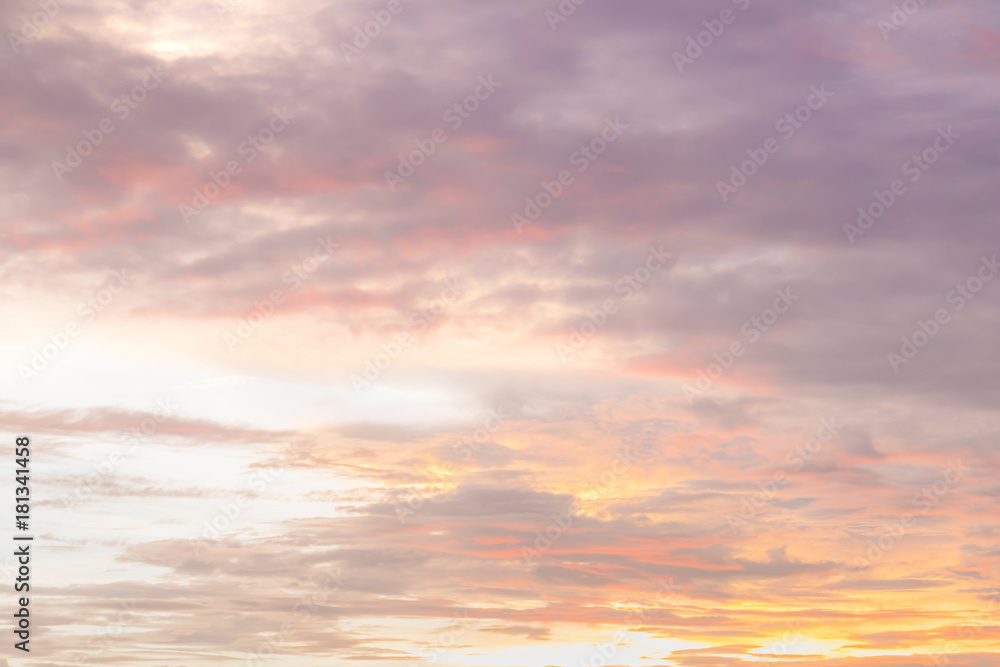 戏剧性的日落和日出天空，美丽多彩，柔和的云背景概念。