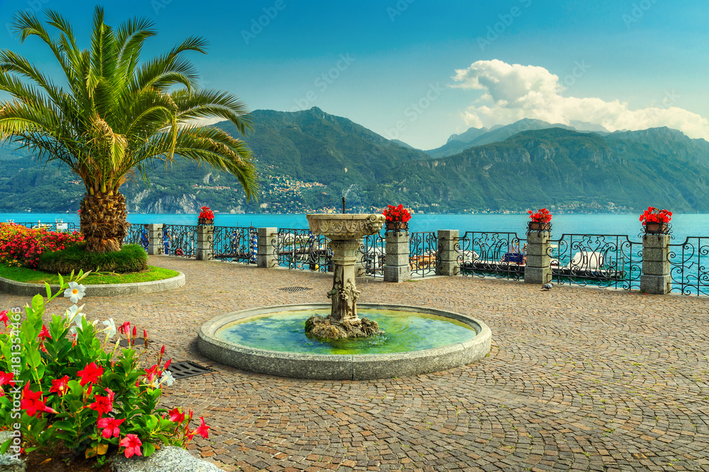 意大利伦巴第大区科莫湖色彩缤纷的鲜花和壮观的海滨长廊