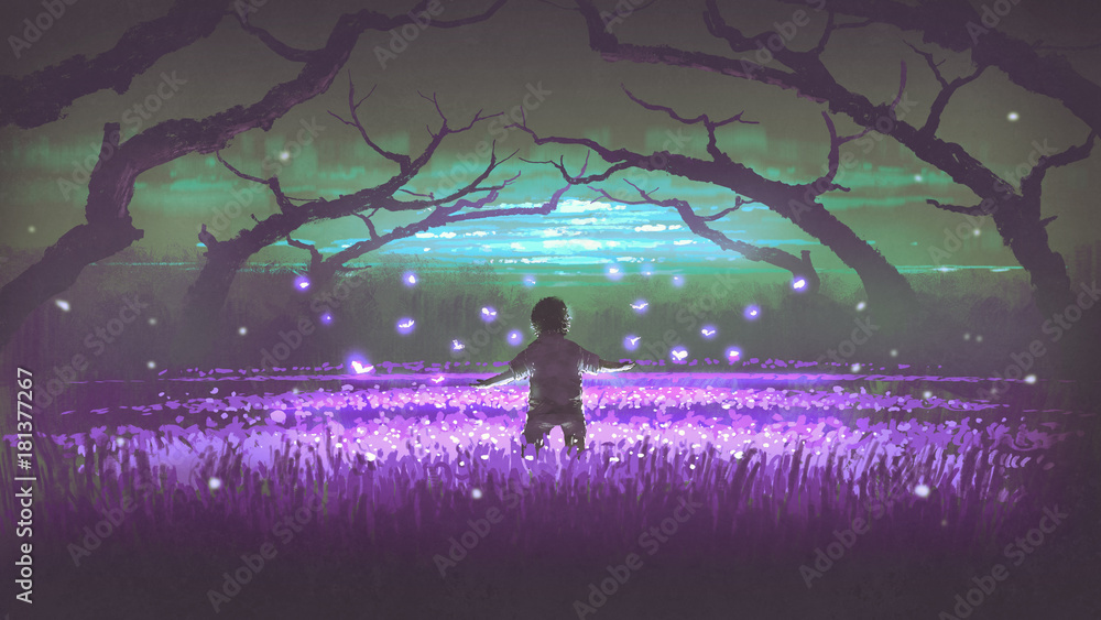 美妙的夜景，一个男孩站在紫色的花园里，花园里有发光的昆虫。