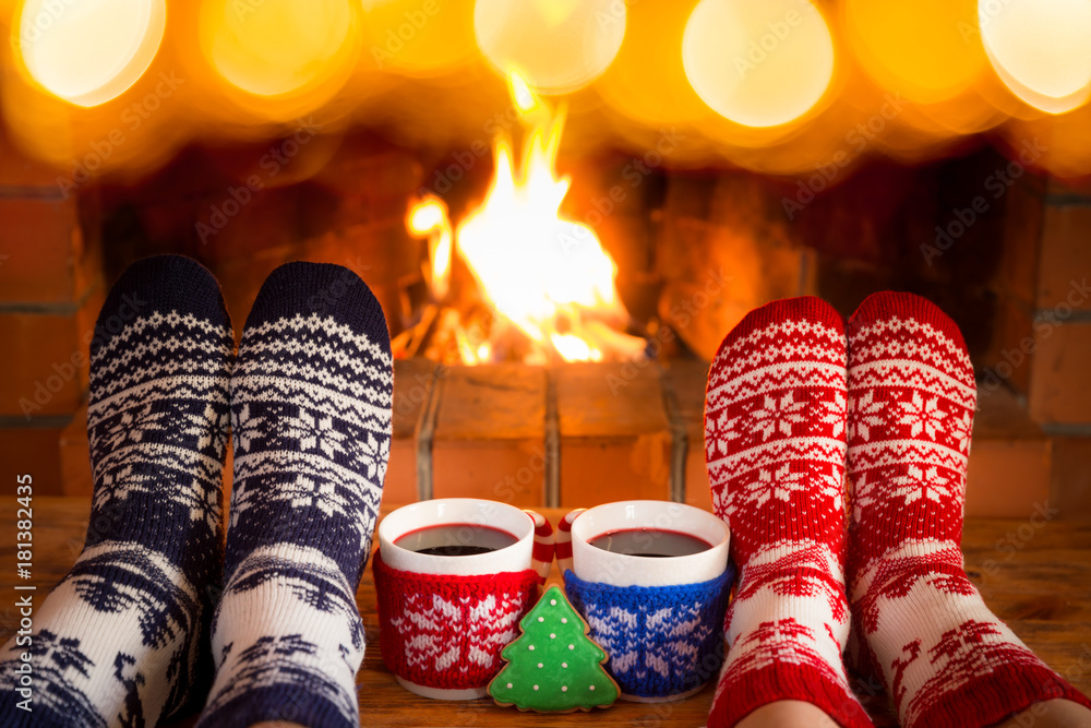 壁炉附近一对穿着圣诞袜的情侣