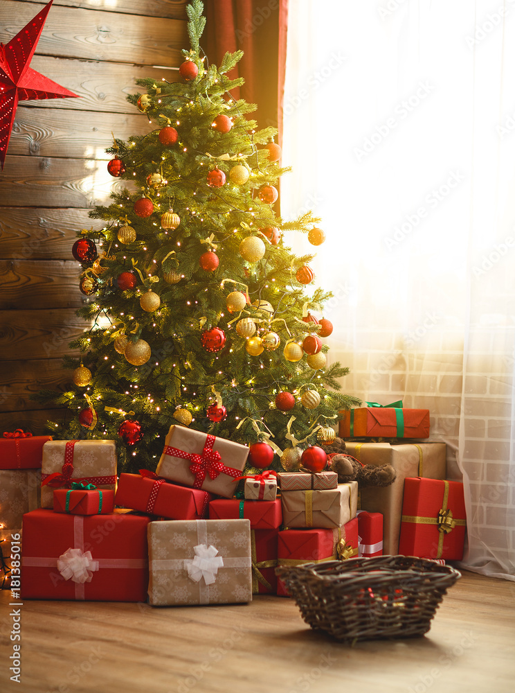 室内圣诞。魔法发光的树，壁炉，礼物