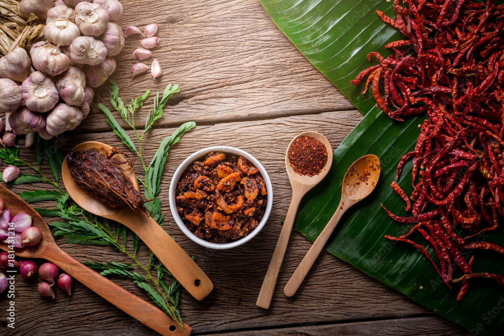 泰国传统风格的麻辣蘸辣椒酱和虾，以麻辣和香草为原料，放在木头上
