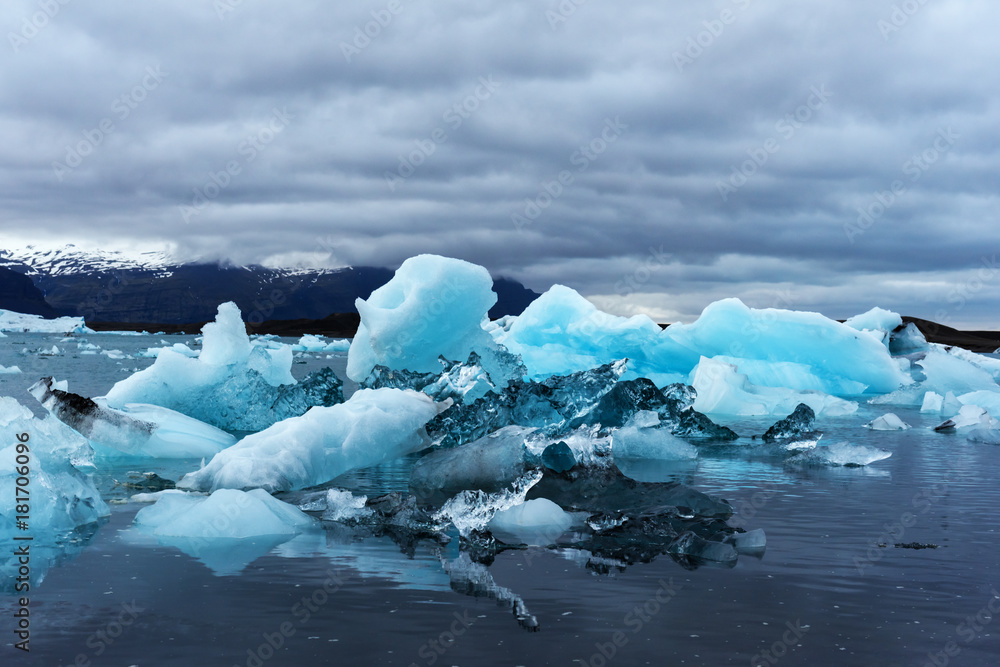 Jokulsarlon冰川泻湖中的冰山