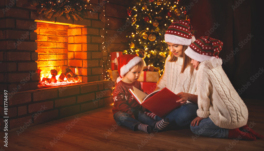 圣诞节时，家里的母亲和孩子们在家里的壁炉旁看书