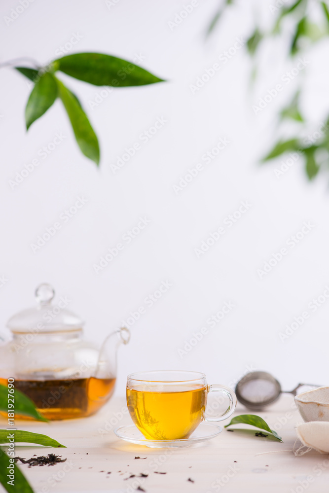 木桌背景上的几杯茶