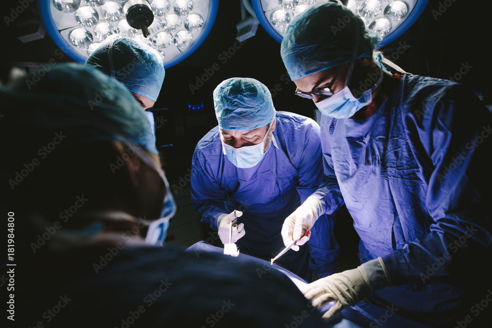 专业外科医生团队进行手术