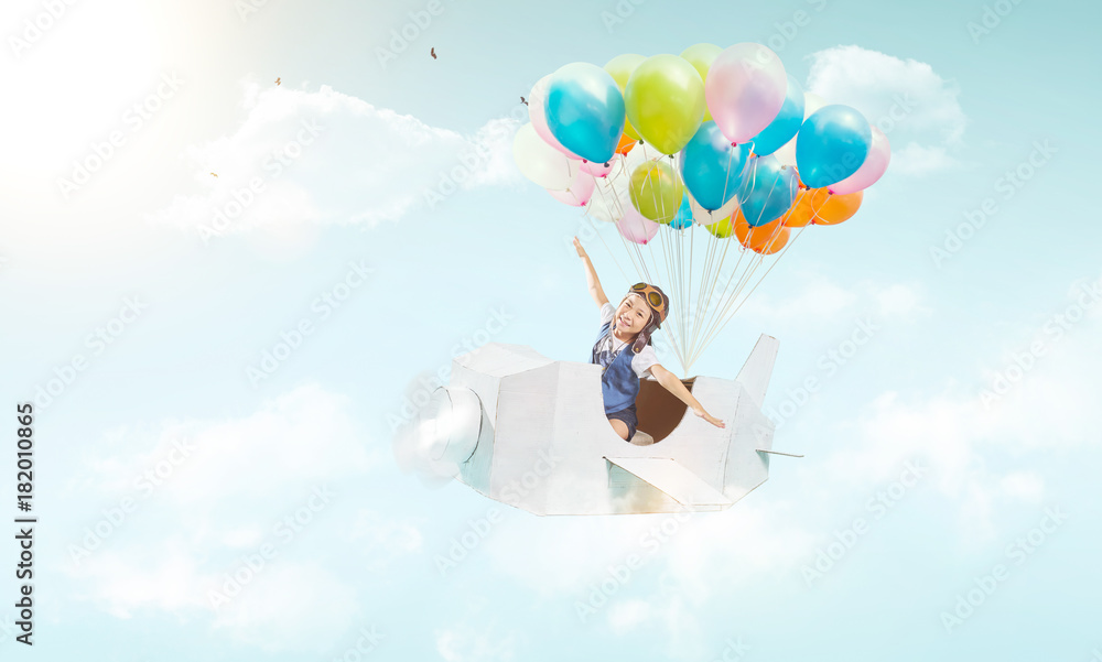 快乐的小女孩与纸板飞机一起享受，与一束五颜六色的气球一起在空中飞行和漂浮