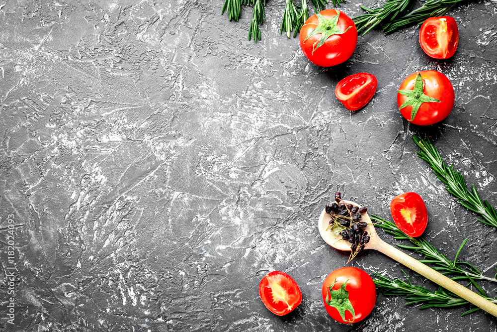灰色背景的番茄和迷迭香餐厅厨房