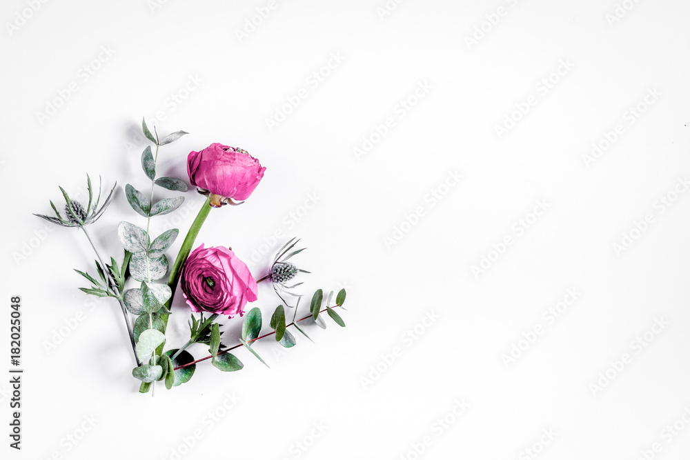 白色背景粉色花朵的花卉概念俯视图mo