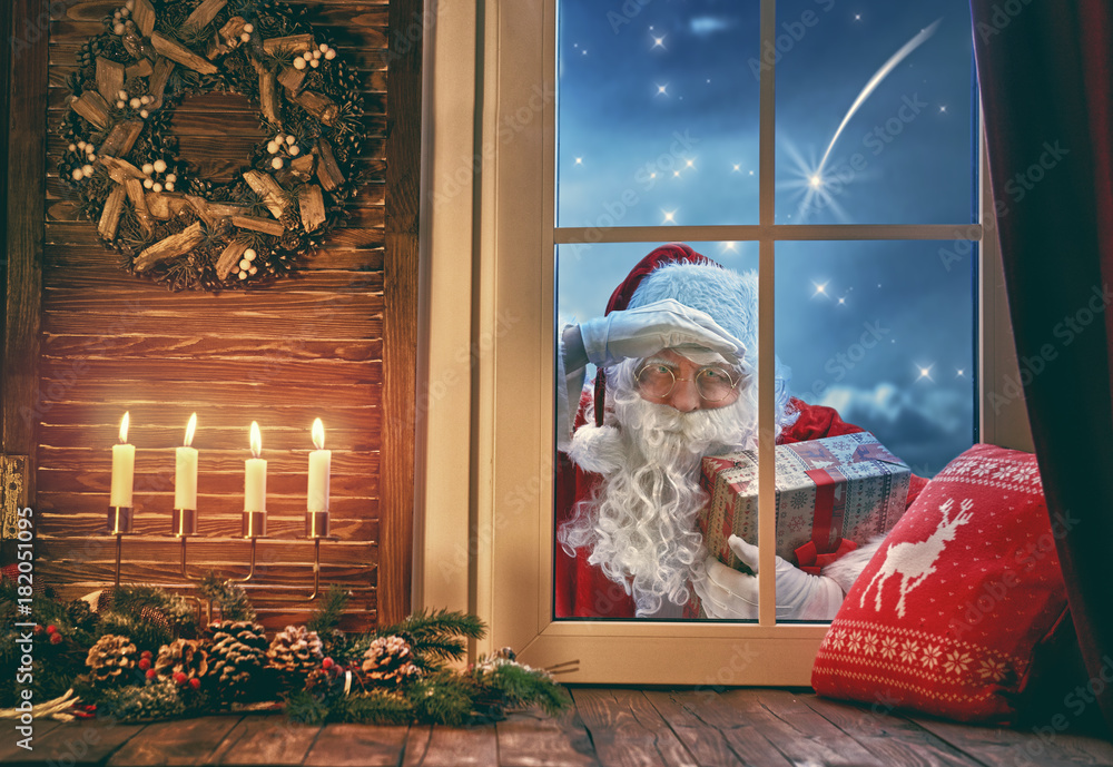 圣诞老人正在敲窗户