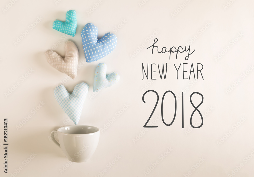 2018年新年贺词，咖啡杯里的蓝色心形靠垫