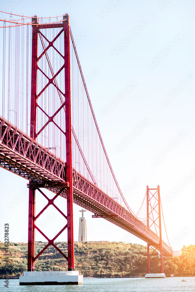 葡萄牙里斯本市日落时四月二十五日大桥上的景观