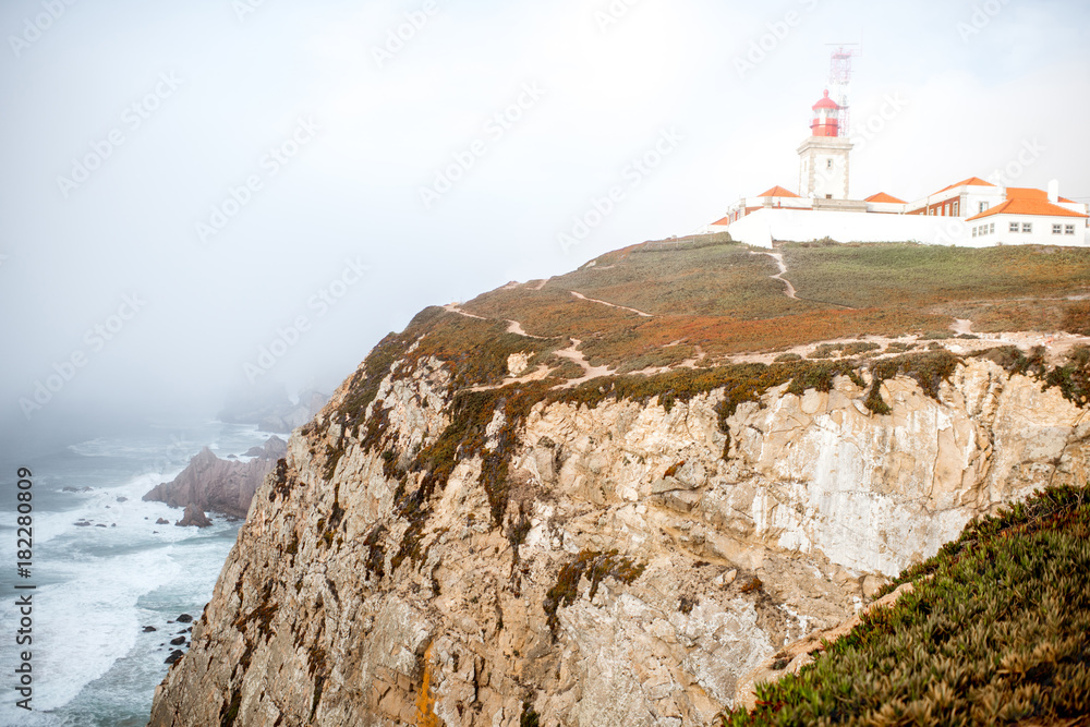 葡萄牙多雾天气下的岩角灯塔景观