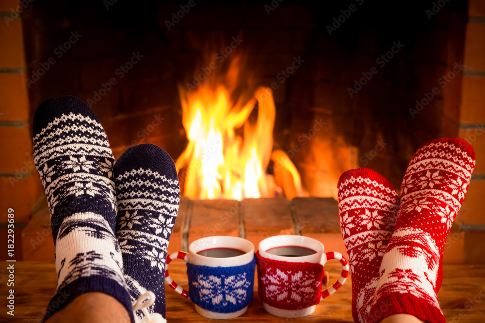 壁炉旁一对穿着圣诞袜的情侣