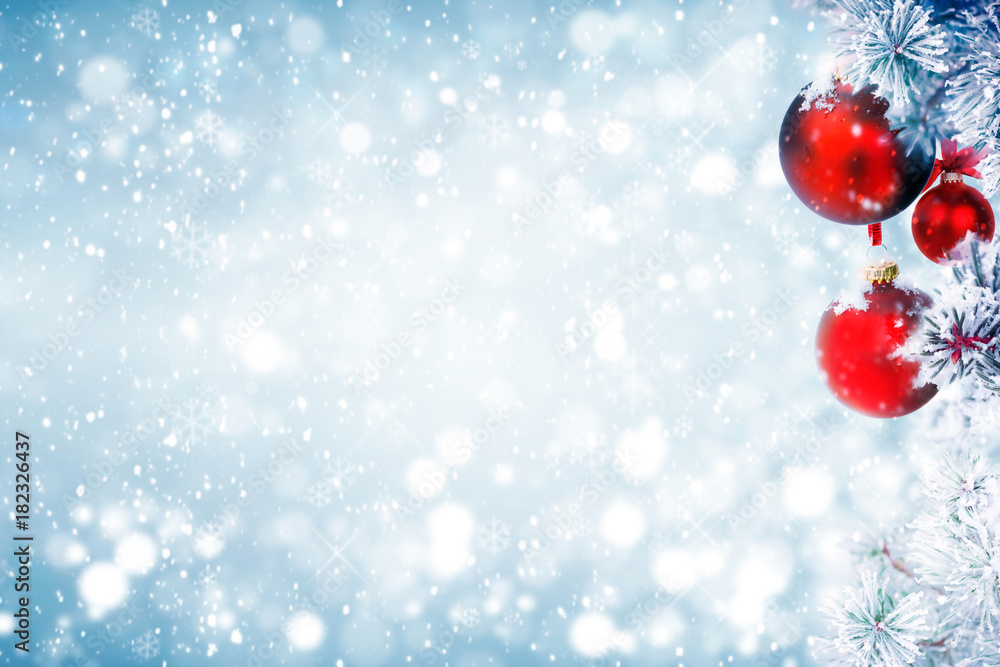 圣诞背景，红色装饰和飘落的雪，节日装饰