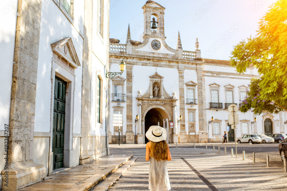 葡萄牙法罗，教堂前戴帽子的年轻女子