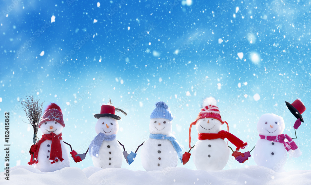 圣诞快乐，新年快乐，带文案的贺卡。有雪人站在冬天吗，克里斯