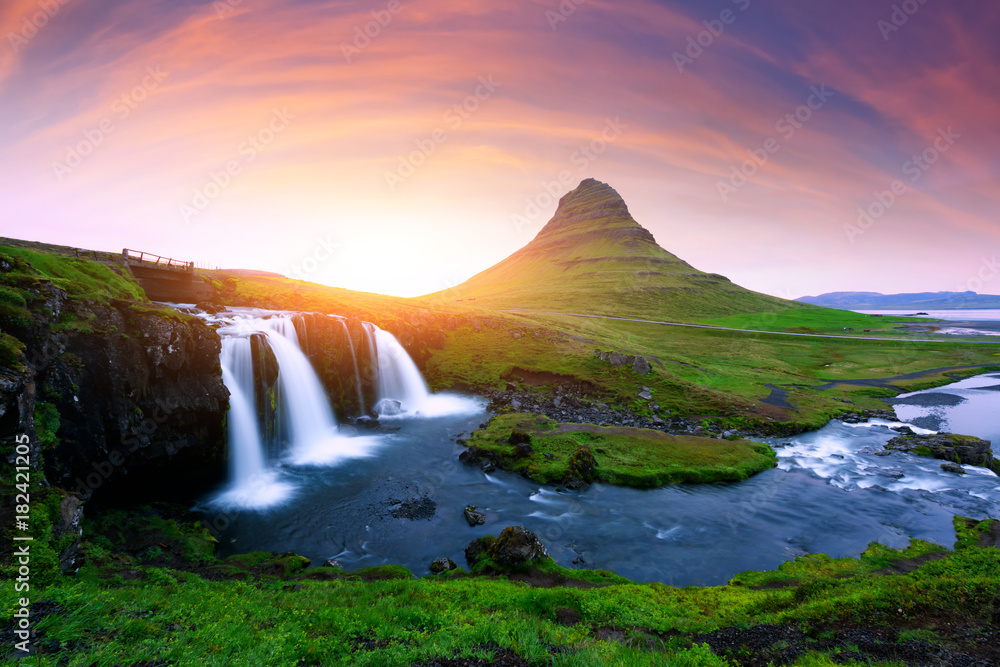 风景如画的冰岛风景，柯克朱费尔斯瀑布上的日出色彩缤纷。令人惊叹的早晨