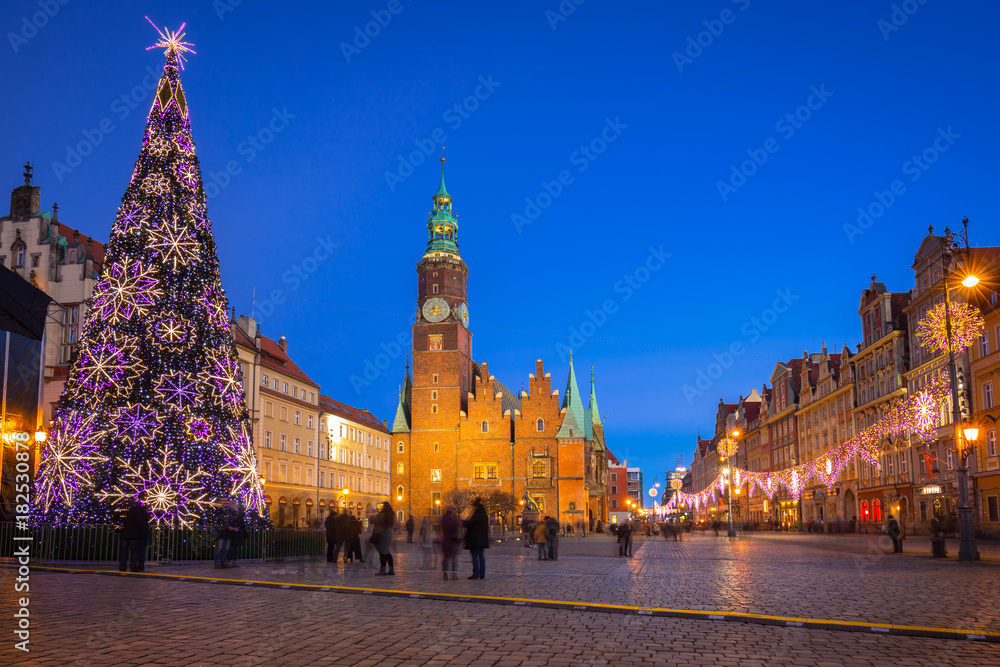 黄昏时分，波兰弗罗茨瓦夫的市场广场和老市政厅。
