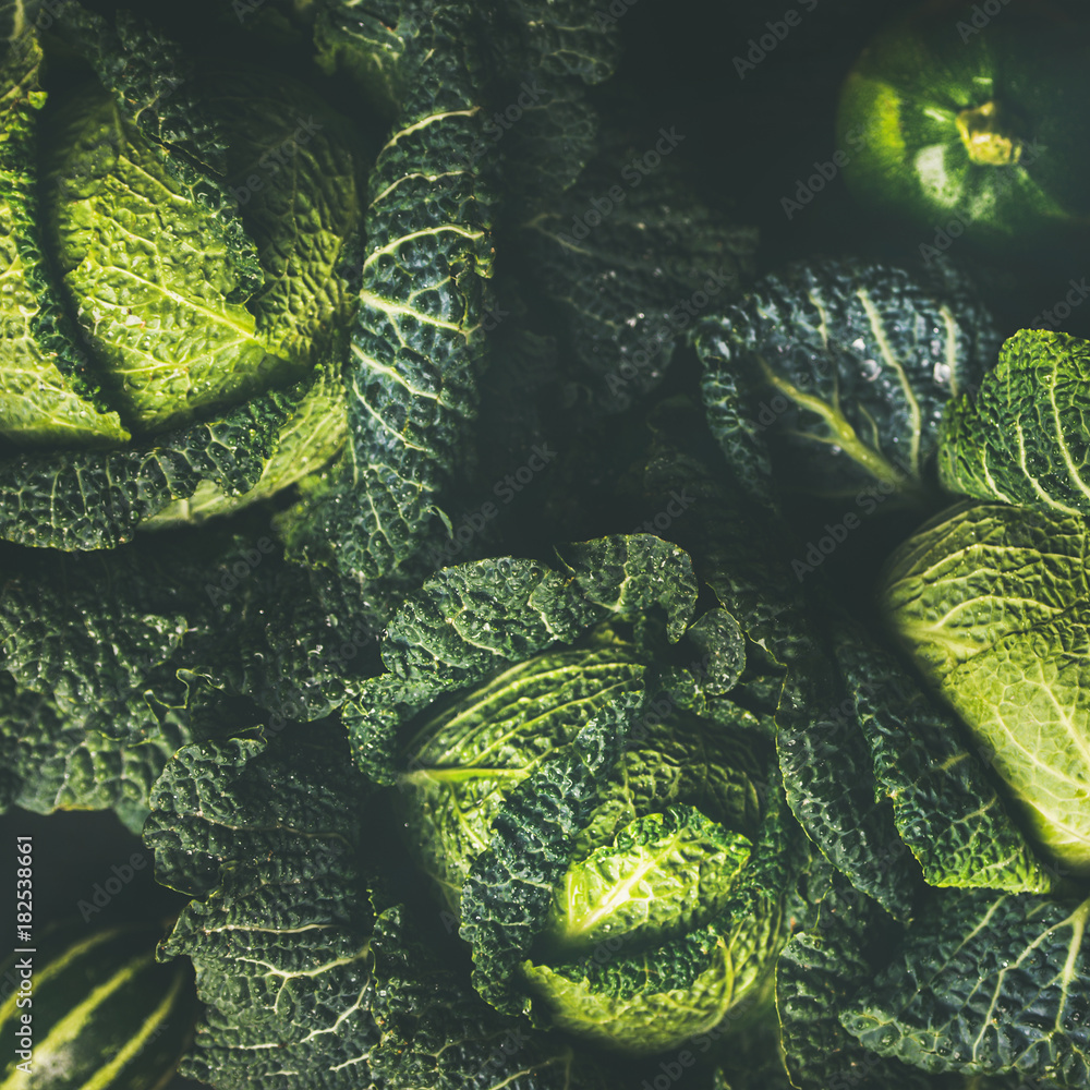 生的新鲜绿卷心菜质地和背景，深色背景俯视图，选择性聚焦，鳞状