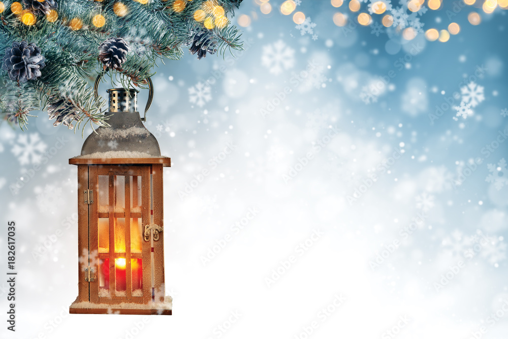 圣诞背景，云杉树枝和木制灯笼。