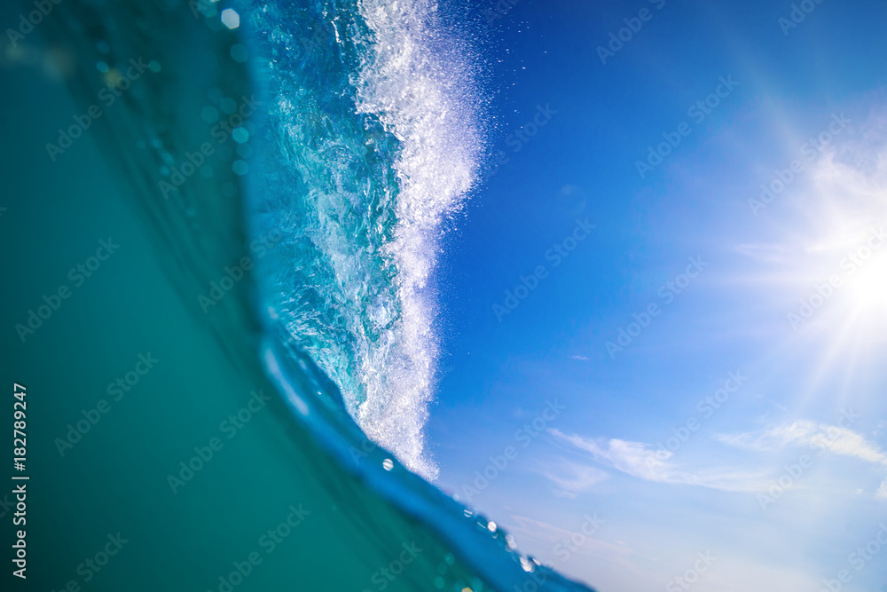 从水面看大海冲浪波的分割视图